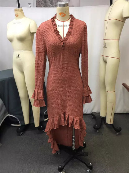 Vintage Maxikleid mit V-Ausschnitt, langen Ärmeln und Rüschensaum