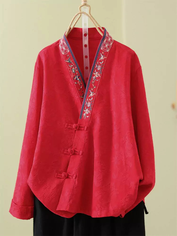 Camisa de lino y algodón con bordado jacquard para mujer con tapeta asimétrica y botones de rana