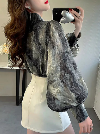 Vintage-inspirierte, künstlerisch bedruckte Chiffonbluse mit Laternenärmeln und Stickerei