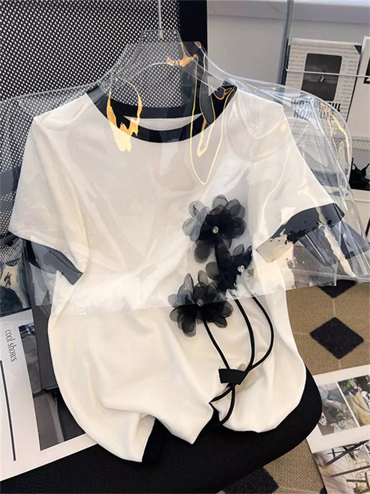 Camiseta elegante de manga corta con ribete en contraste floral 3D para mujer