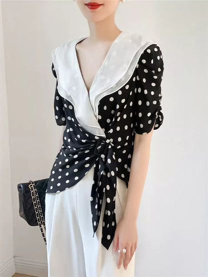 Trendige gepunktete Rüschenbluse mit V-Ausschnitt und Bindeband vorne für Damen