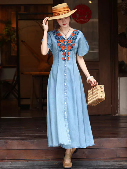 Vintage-Kleid aus hell gewaschenem, besticktem Denim mit V-Ausschnitt und A-Linien-Schnitt für Damen