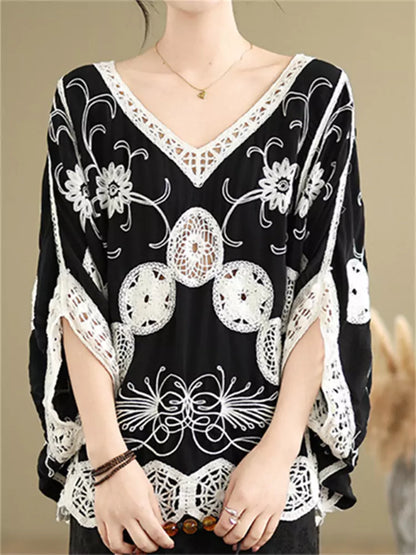 Sommerliche, locker geschnittene Bluse mit V-Ausschnitt, Spitzenapplikationen und bestickten Fledermausärmeln für Damen
