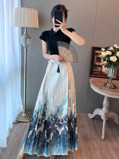 Eleganter, neuer chinesischer Satin-Faltenrock in schmaler Passform mit Pferdegesicht-Motiv