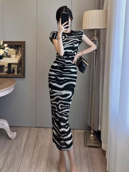 Elegantes, figurbetontes Vintage-Kleid mit Zebramuster und Schlitz in schmaler Passform.