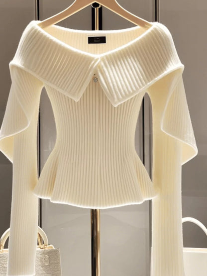 Suéter de punto blanco elegante con volantes y hombros descubiertos para mujer.
