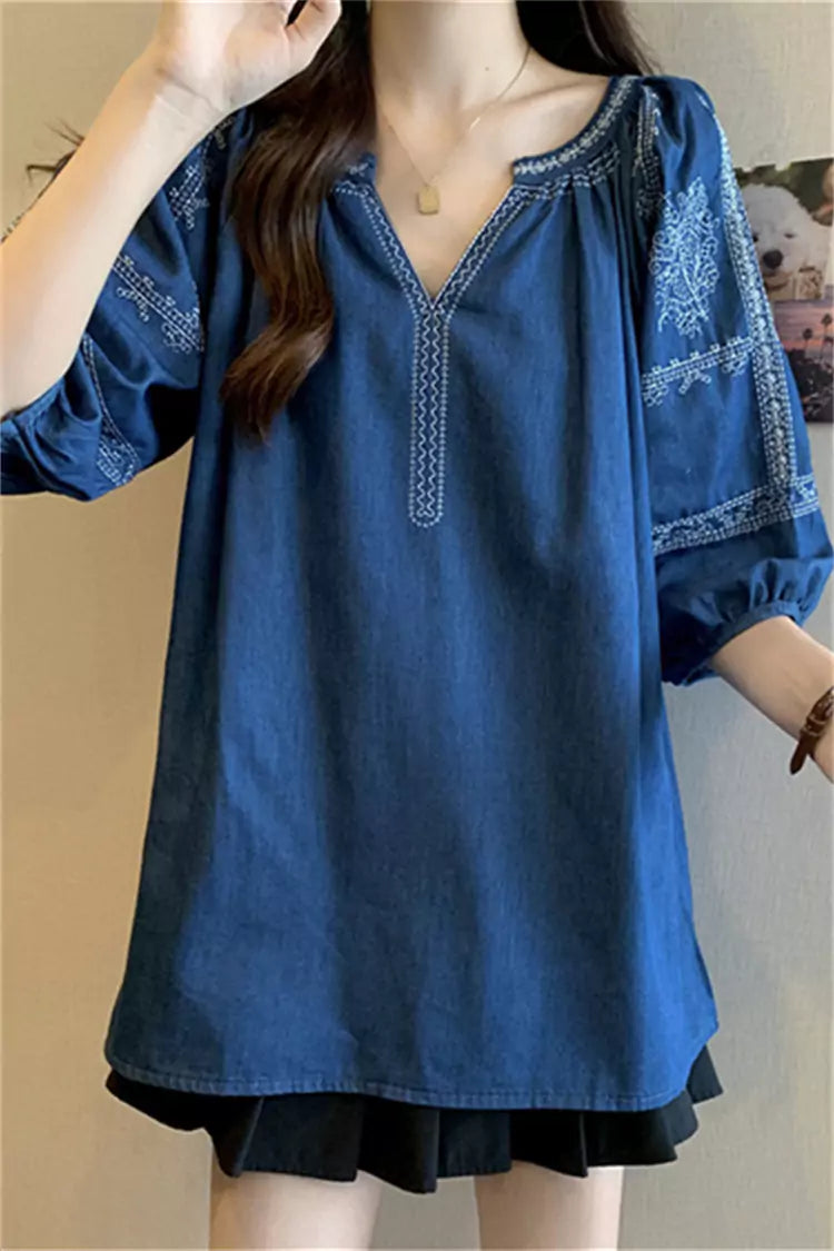 Damenbluse aus Denim im Bohemian-Stil mit Stickerei, kurzen Ärmeln und V-Ausschnitt in Übergröße