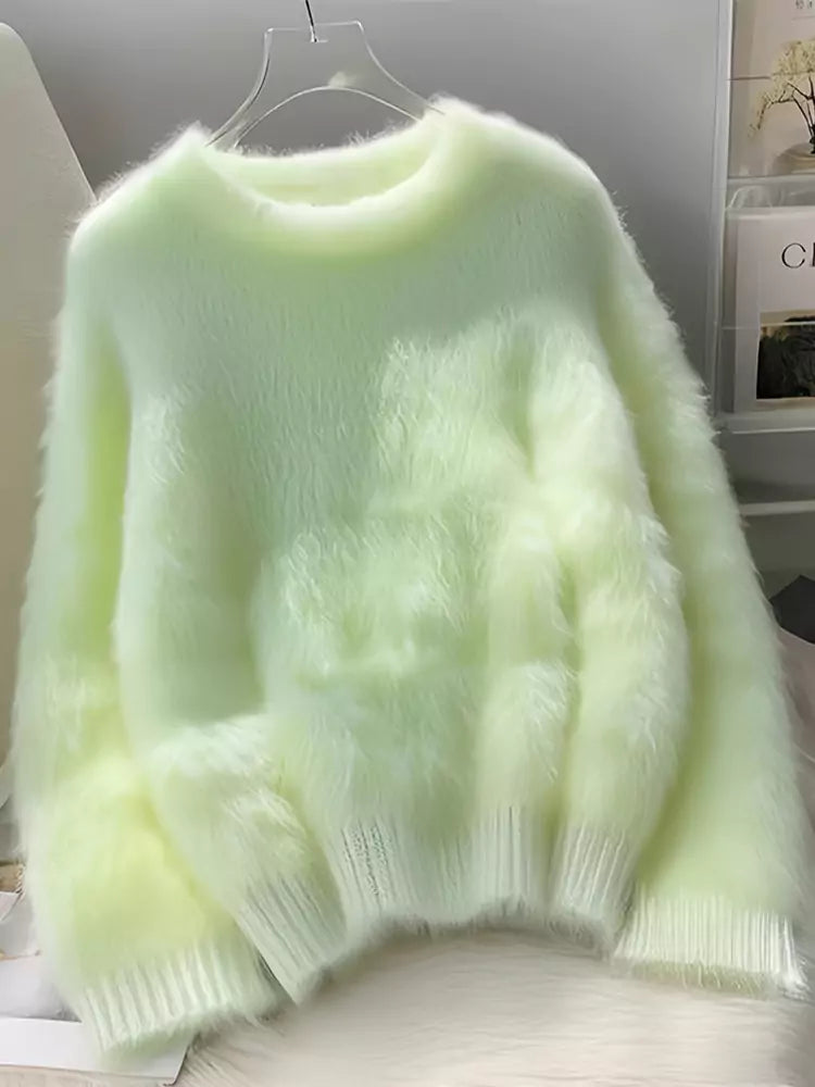 Suéter de punto de mohair verde con cuello redondo para mujer en estilo informal y relajado.