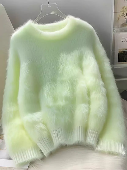 Suéter de punto de mohair verde con cuello redondo para mujer en estilo informal y relajado.