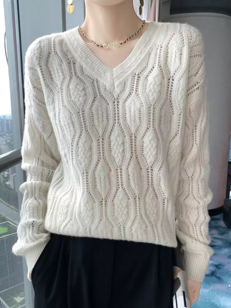 Suéter de lana beige con cuello en V y cable hueco para mujer, estilo informal holgado.