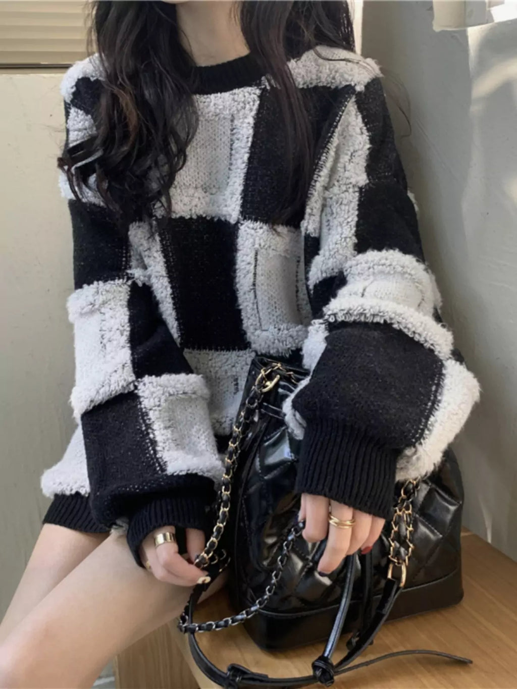 Mittellanger, gelb-brauner Strickpullover mit Rundhalsausschnitt und Karomuster für Damen