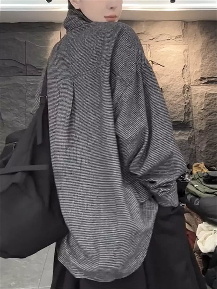 Locker geschnittenes, gestreiftes Damenhemd mit Reverskragen in mittellanger Länge