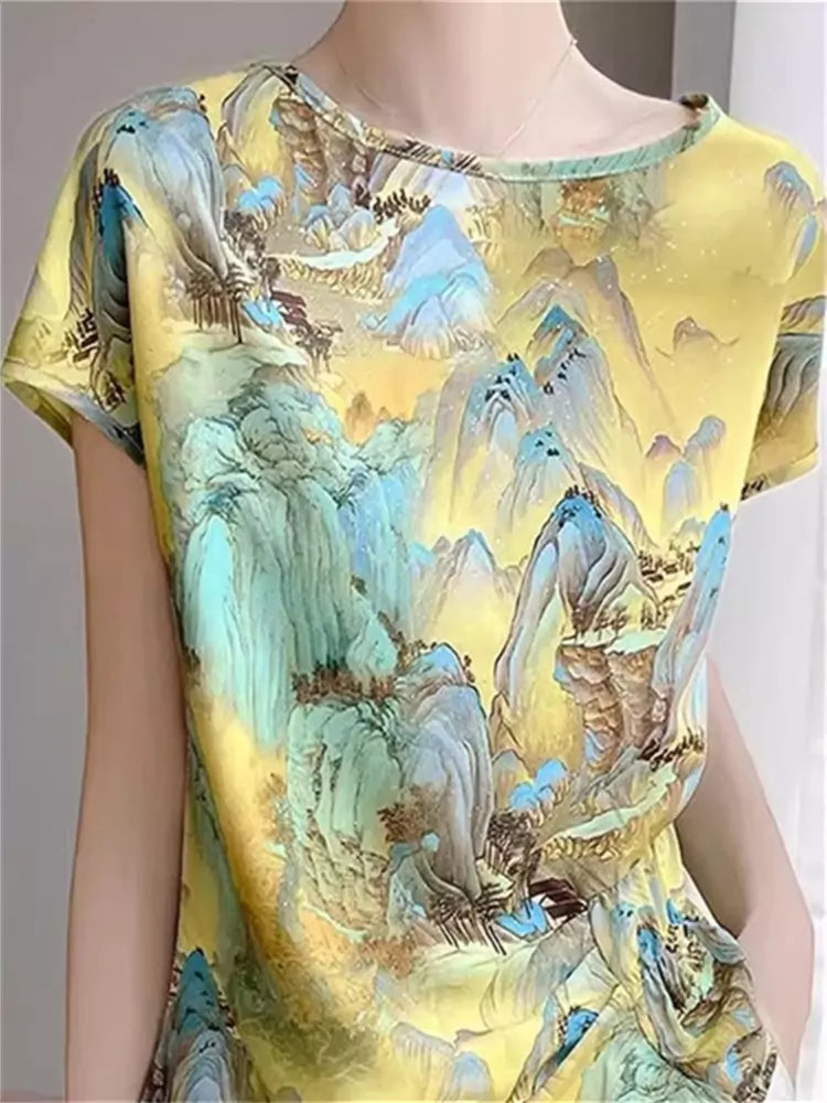 Elegante, rosafarbene Sommerbluse mit chinesischem Tuschemalerei-Print und kurzen Ärmeln