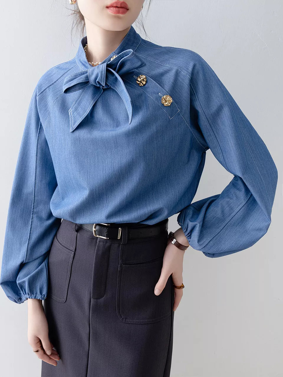 Camisa vaquera azul con mangas farol y pajarita para mujer