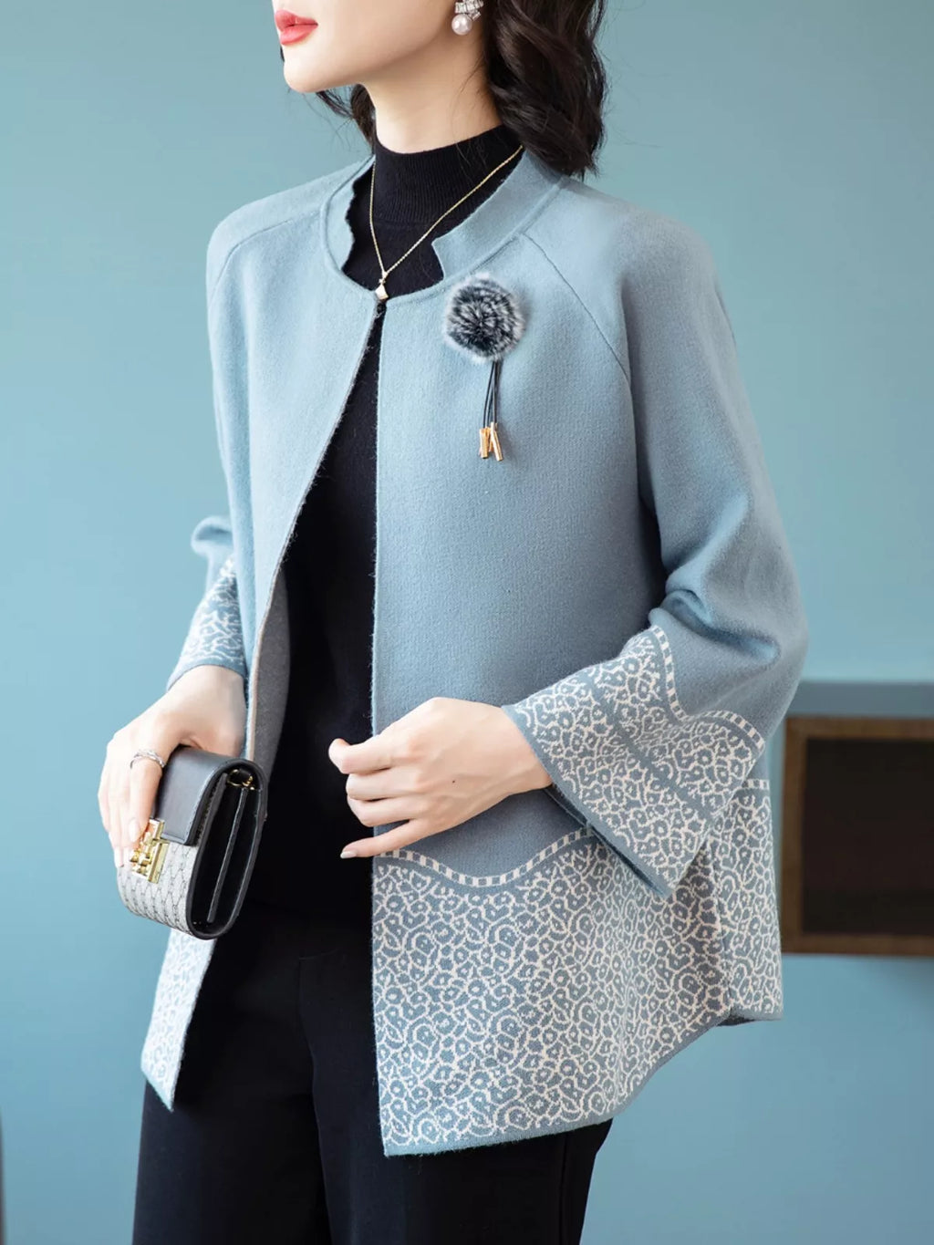 Elegante blaue Strickjacke mit Stehkragen und Print für Damen