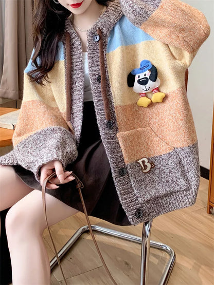 Cárdigan con capucha y bloques de color para mujer con un adorable perro de peluche - Abrigo de punto extragrande kawaii