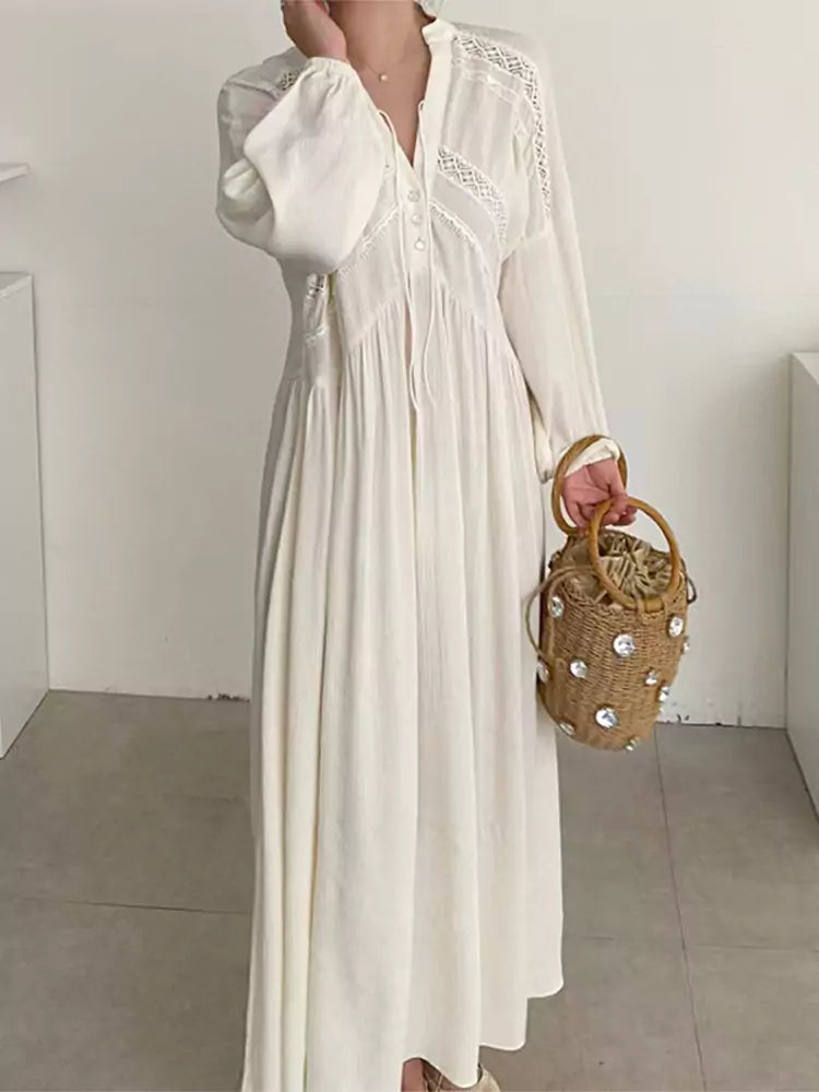 Elegantes, schwarzes Maxikleid im französischen Stil mit V-Ausschnitt und Spitzenbesatz