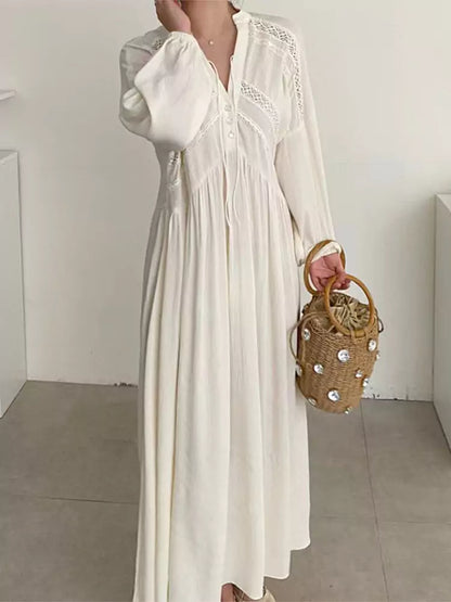 Elegantes, schwarzes Maxikleid im französischen Stil mit V-Ausschnitt und Spitzenbesatz