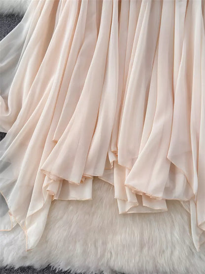 Französisches schulterfreies, asymmetrisches Chiffon-Top mit Rüschen und Puffärmeln