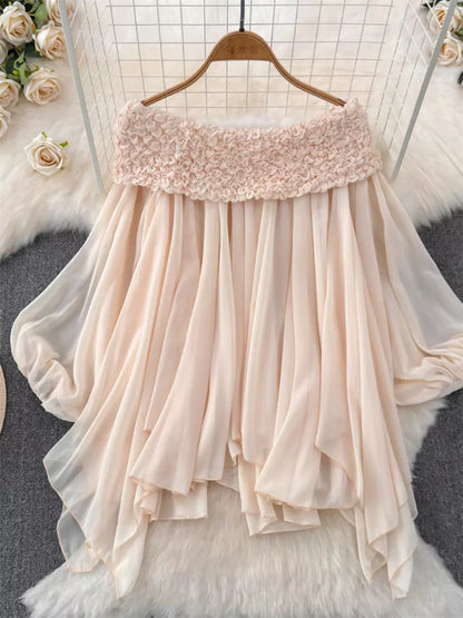 Französisches schulterfreies, asymmetrisches Chiffon-Top mit Rüschen und Puffärmeln