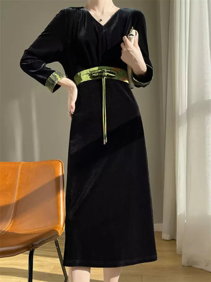 Schwarzes Samt-Maxikleid mit hohem Bund und orientalischem Design