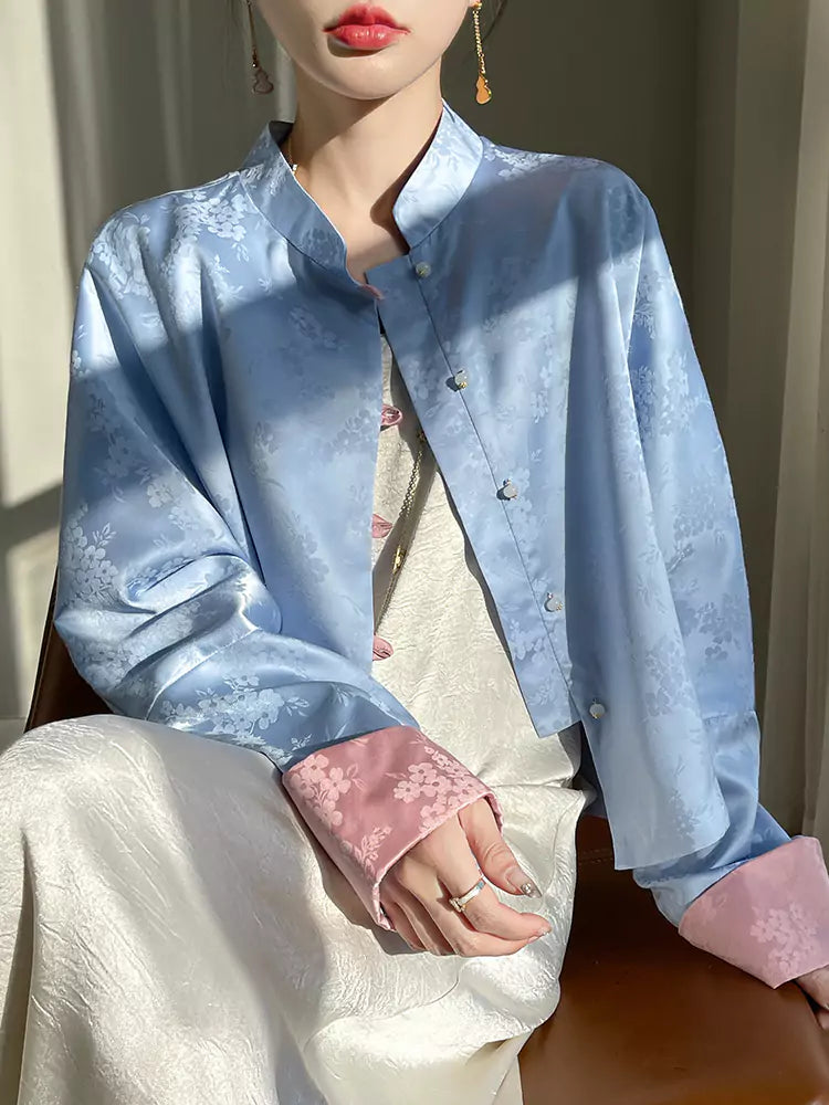 Elegante weiße Satinbluse mit orientalischem Jacquardmuster und Stickerei.