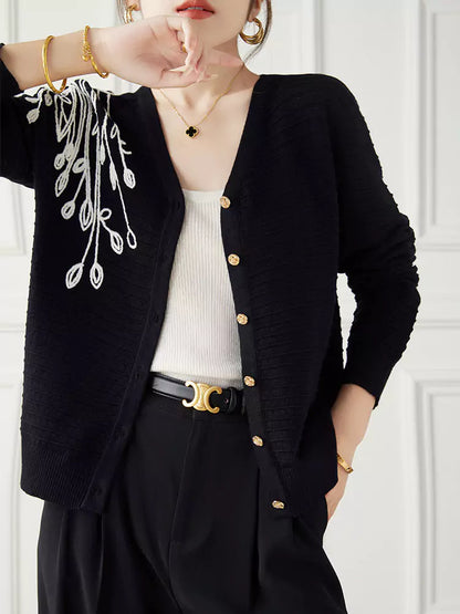 Cárdigan de punto negro con bordado floral de corte holgado