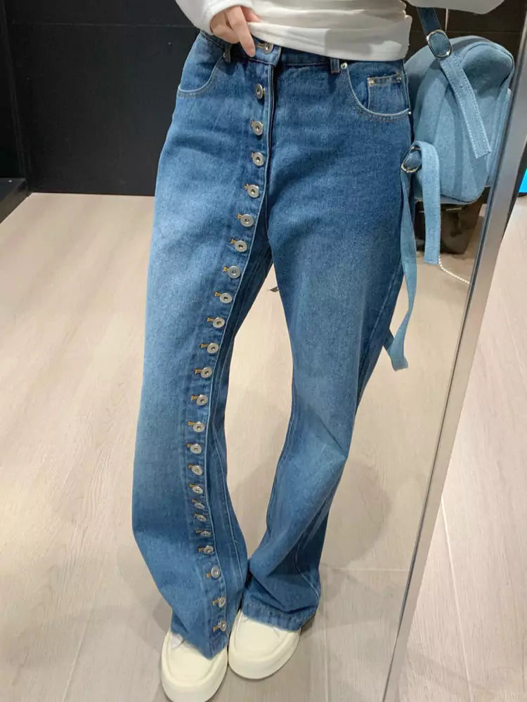 Hochgeschnittene, gerade geschnittene Jeans mit Knopfleiste