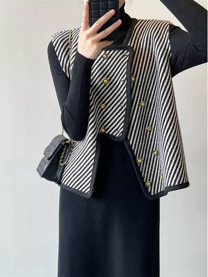 Lässig-elegante, gestreifte Strickweste mit asymmetrischem Saum für den Frühling