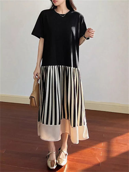 Locker geschnittenes, gestreiftes Kurzarmkleid mit Farbblockmuster und gerafftem Saum