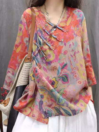 Bluse im chinesischen Stil aus rosa Ramie mit Blumenmuster, V-Ausschnitt, Froschknöpfen und 3/4-Ärmeln