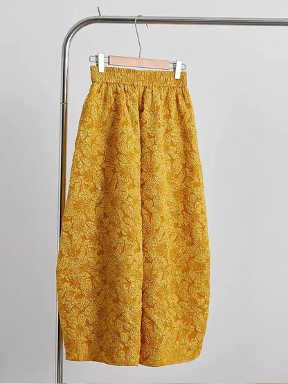 Elegante conjunto de dos piezas de chaleco jacquard dorado y pantalones anchos de estilo chino para mujer.