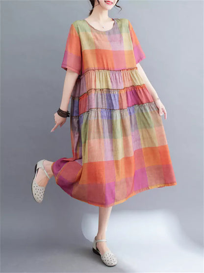 Künstlerisch gestaltetes, mittellanges, fließendes Karokleid mit plissiertem Patchwork-Design