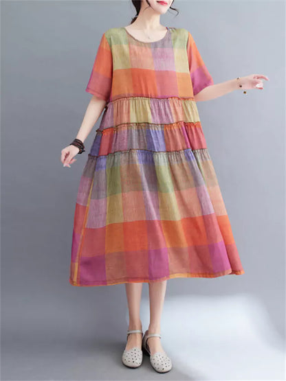 Künstlerisch gestaltetes, mittellanges, fließendes Karokleid mit plissiertem Patchwork-Design