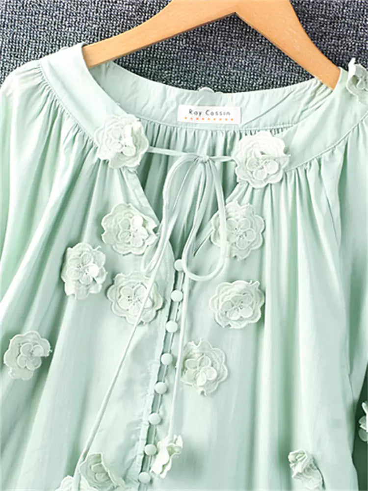 Blusa de lino y algodón bordada con cuello anudado y apliques para mujer