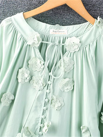 Süße, frische Damenbluse aus Baumwoll-Leinen-Mischgewebe mit Bindekragen und Applikationen