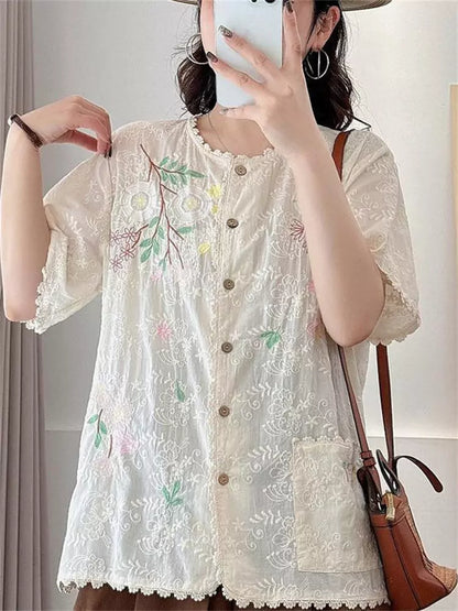 Sommerliches Jeanshemd mit floraler Stickerei, Rundhalsausschnitt, kurzen Ärmeln und lockerer Passform für Damen