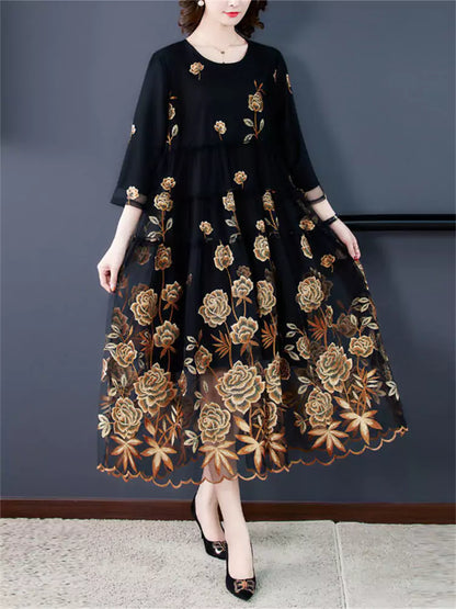 Elegantes, mit zarten Blumenstickereien verziertes Tüllkleid mit Spitze