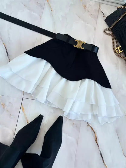 Schicker, hochtaillierter A-Linien-Minirock mit Rüschen und mehreren Lagen