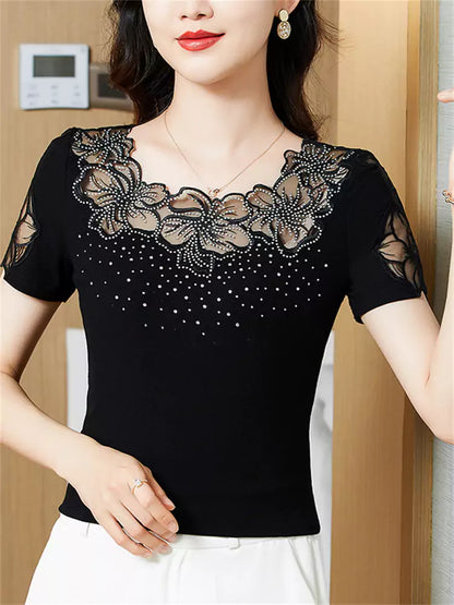 Funkelndes, elegantes Kurzarmtop mit Strasssteinen und Lochmuster für Damen