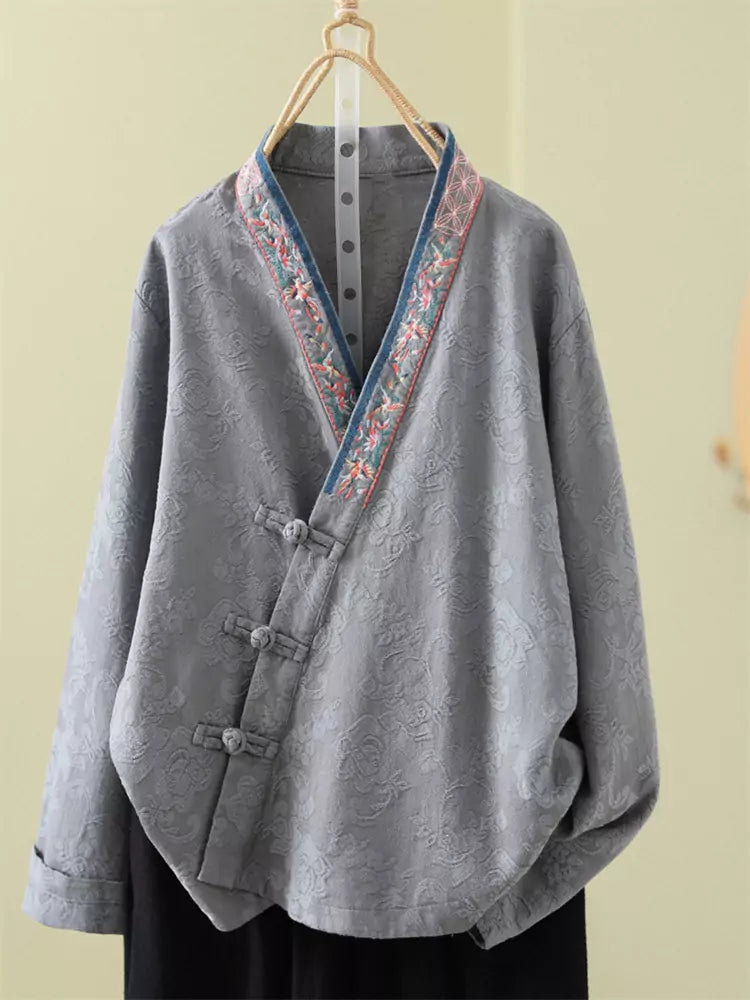 Camisa de lino y algodón con bordado jacquard para mujer con tapeta asimétrica y botones de rana