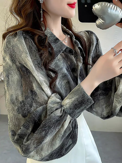 Vintage-inspirierte, künstlerisch bedruckte Chiffonbluse mit Laternenärmeln und Stickerei