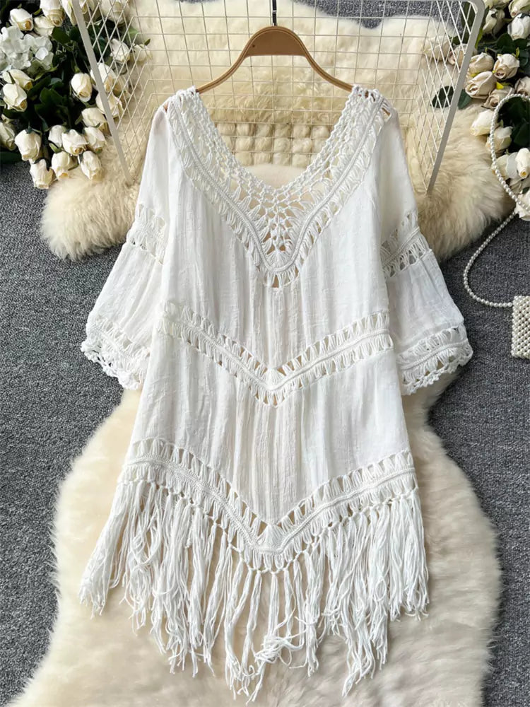 Vestido playero bohemio de crochet con escote en V calado y borlas