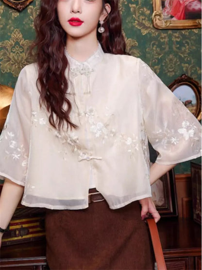 Elegante, aufwendig bestickte Stehkragenbluse für Damen mit Froschknöpfen