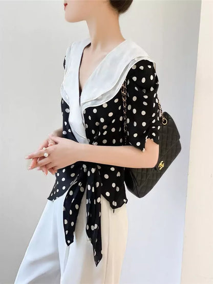 Trendige gepunktete Rüschenbluse mit V-Ausschnitt und Bindeband vorne für Damen