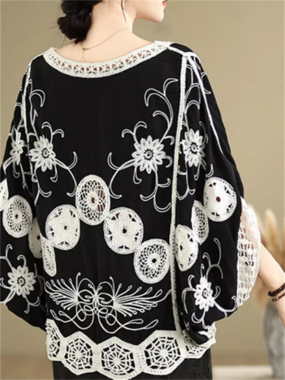 Sommerliche, locker geschnittene Bluse mit V-Ausschnitt, Spitzenapplikationen und bestickten Fledermausärmeln für Damen