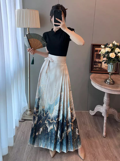 Eleganter, neuer chinesischer Satin-Faltenrock in schmaler Passform mit Pferdegesicht-Motiv