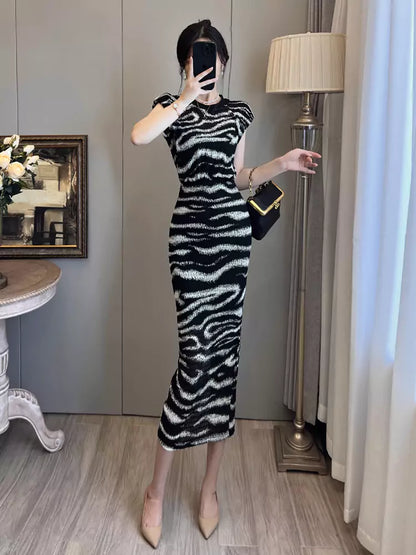 Elegantes, figurbetontes Vintage-Kleid mit Zebramuster und Schlitz in schmaler Passform.