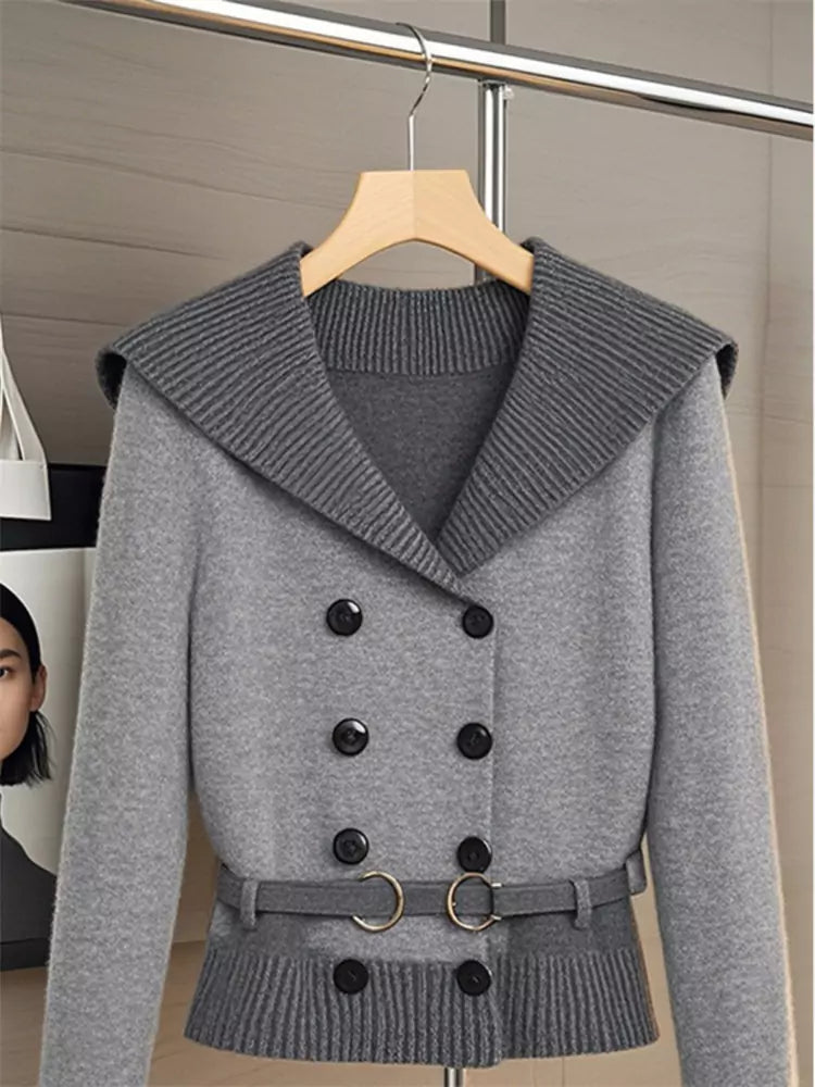 Stilvoller, zweireihiger grauer Strickpullover im Preppy-Stil für Damen