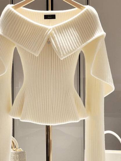 Suéter de punto blanco elegante con volantes y hombros descubiertos para mujer.